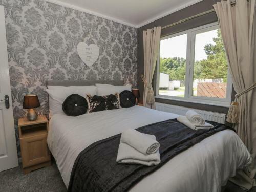 Impeccable 3-bed Lodge At Cayton Bay Holiday Park