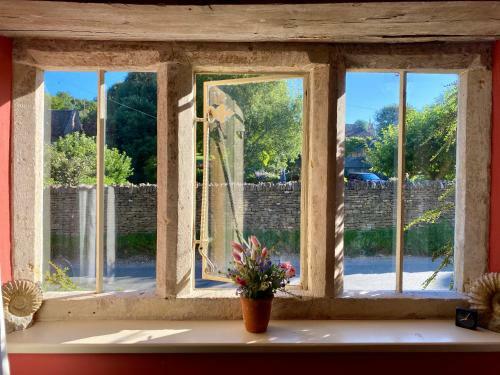 Magical Cottage In A Hidden Cotswolds Valley