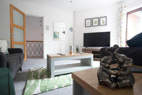 Cosy And Central Canal Side Home