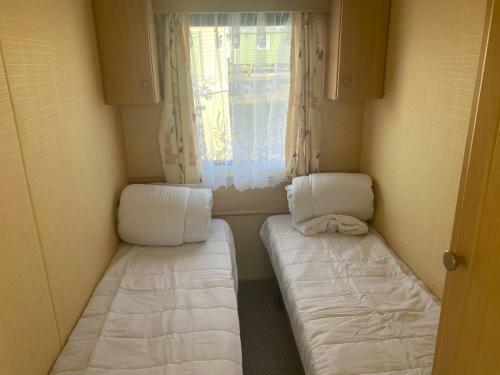 Lovely 3-bed Caravan In Clacton-on-sea