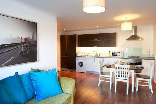 Clarendon Heights - Stylish Two-bedroom Apartment