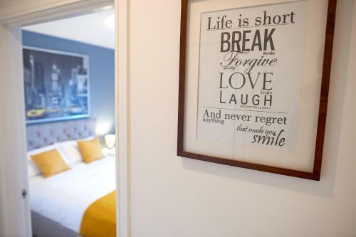 Clarendon Heights - Stylish Two-bedroom Apartment