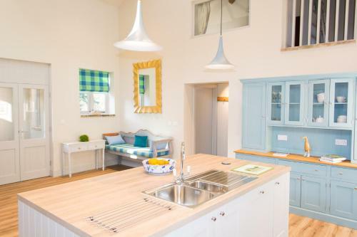 Boathouse Barn - Beautiful Home By The River!