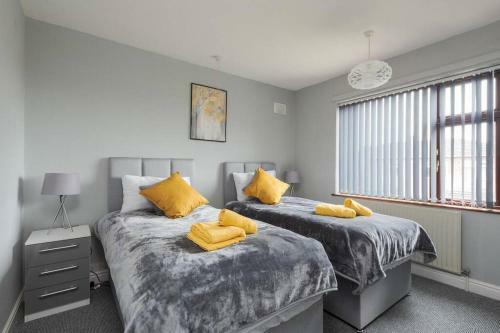 4 Bedroom House Coventry Hosted By Snoozenow