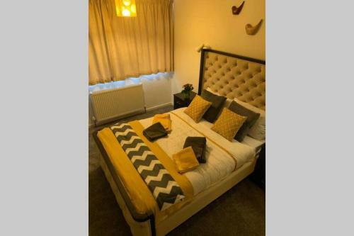 4 Bedroom House Coventry Hosted By Snoozenow