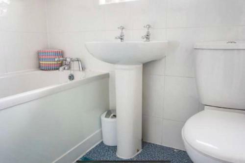 4 Bedroom House Coventry Hosted By Snoozenow