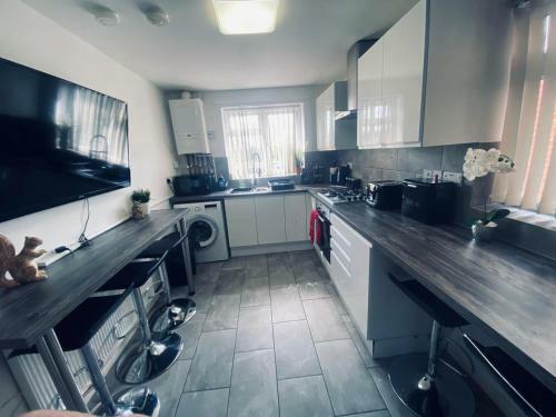 5-bed 5-ensuite Coventry Walsgrave M6 M69