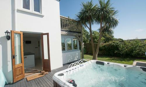 Bag-end House | 7 Bedrooms / Sleeps 14 | Hot Tub*