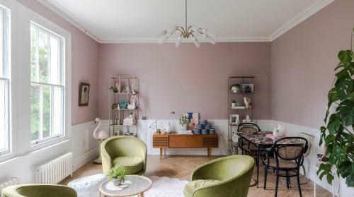 Apartamento Plum Guide - The Feminine Mystique
