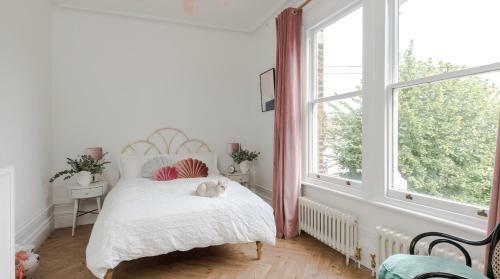 Apartamento Plum Guide - The Feminine Mystique