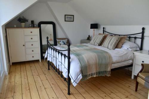 1 Tower Hill ,tranquil,private,tucked Away On A Nothrough Lane.