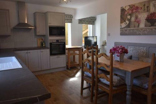 1 Tower Hill ,tranquil,private,tucked Away On A Nothrough Lane.