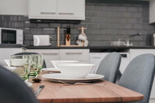 Florence Avenue, Apartment 2