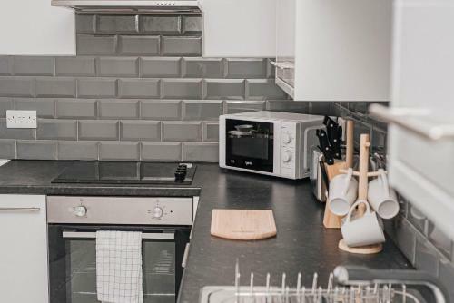 Florence Avenue, Apartment 2