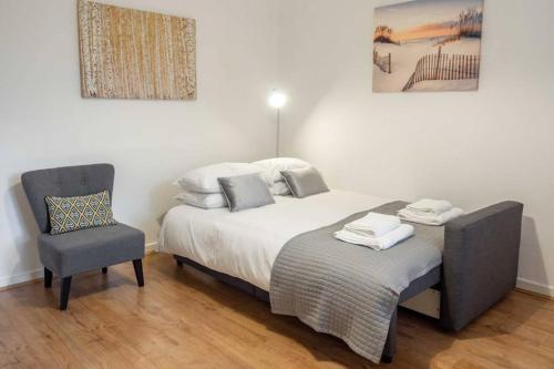 ? Quiet Ground Floor Apartment Near University ?