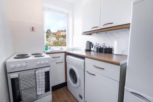 ? Bright, 2 Bedroom West End Apartment ?