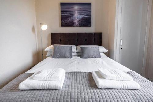 ? Bright, 2 Bedroom West End Apartment ?