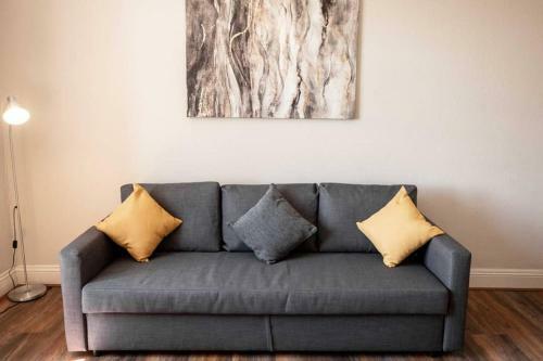 ? Bright, Modern West-end Apartment ?