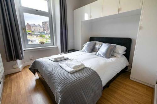 ? Bright, Modern West-end Apartment ?