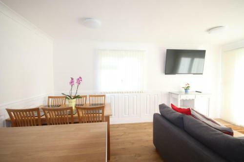 29c Medmerry Park 2 Bedroom Chalet - No Manual Workers Allowed
