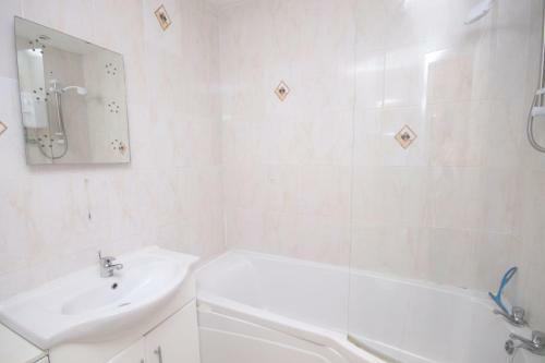 41b Medmerry Park 2 Bedroom Chalet - No Manual Workers Allowed