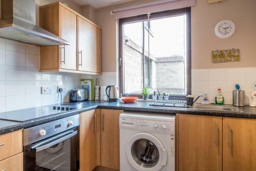 Spacious Canal Side Apartment - Free Parking