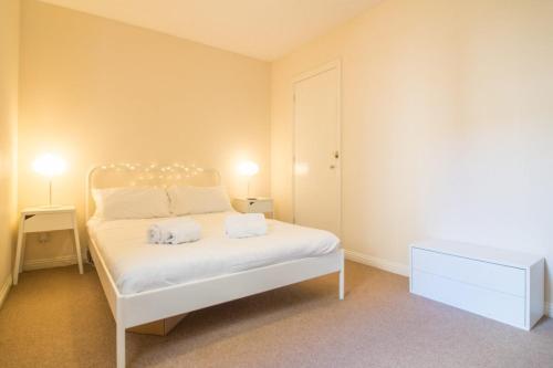 Spacious Canal Side Apartment - Free Parking