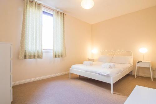 Spacious Canal Side Apartment - Free Parking