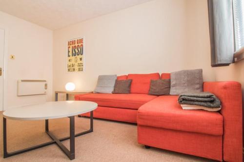 Spacious Canal Side Apartment - Free Parking
