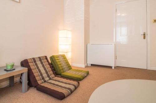 Spacious Canal Side Apartment - Free Parking