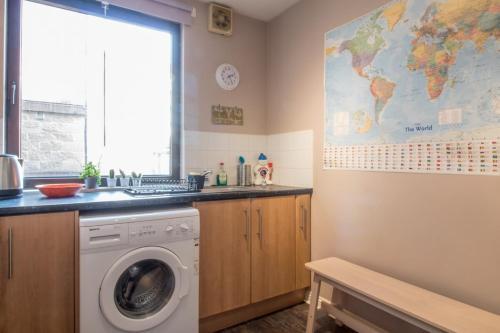 Spacious Canal Side Apartment - Free Parking