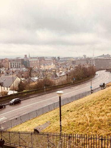 Castle Wynd - Historic Edinburgh Castle Views Central Apartment