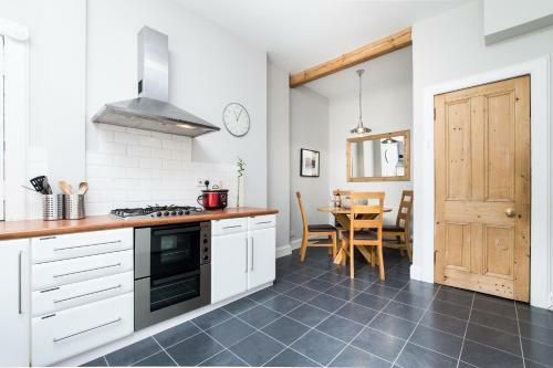 Apartamento Beautiful, Traditional 2 Bedroom Main Door Flat
