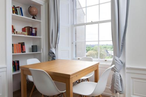 Spacious 4 Bedroom Apartment Near Meadows