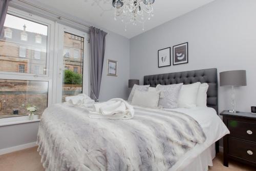 Stylish Royal Mile Apartment With Parking!
