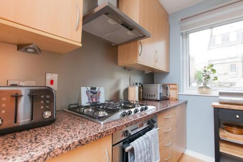 Stylish Royal Mile Apartment With Parking!