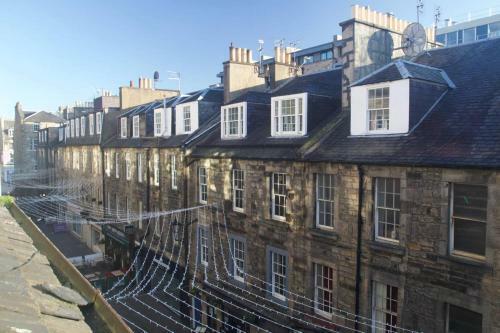 Altido Perfect Location - Stylish 2bd Rose St Apartment