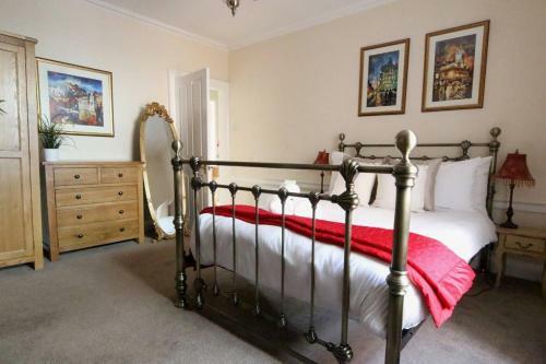 Altido Perfect Location - Stylish 2bd Rose St Apartment