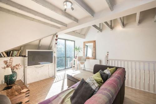 Bright Edinburgh Apartment Free Parking- Sleeps 4