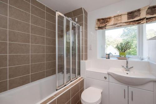Bright Edinburgh Apartment Free Parking- Sleeps 4
