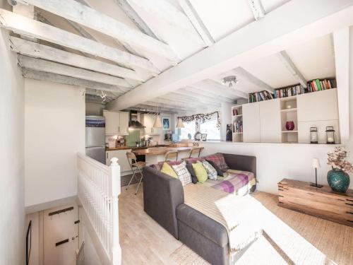 Bright Edinburgh Apartment Free Parking- Sleeps 4