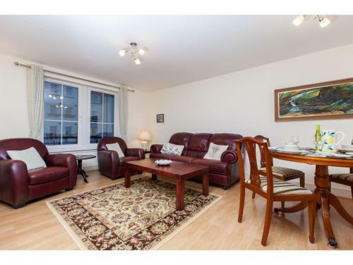 Spacious, Central Apartment. Free Parking