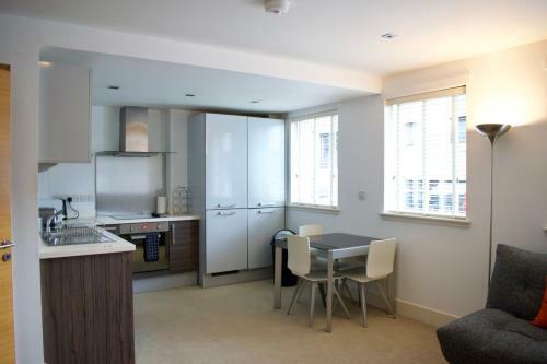 Super Central City Apartment - 1 Bedroom Sleeps 4