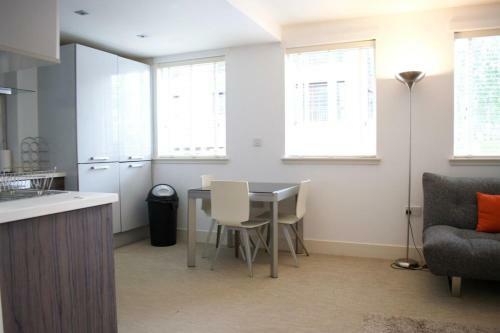Super Central City Apartment - 1 Bedroom Sleeps 4