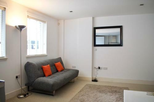 Super Central City Apartment - 1 Bedroom Sleeps 4