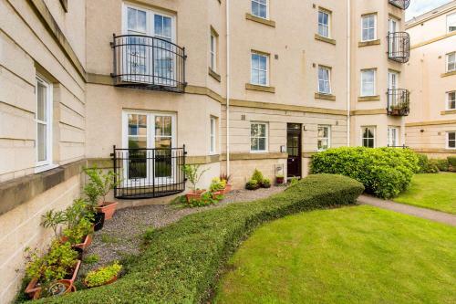 415 Lovely And Central 2 Bedroom Apartment With Secure Parking