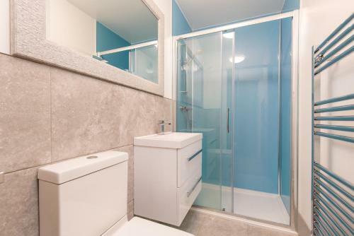 415 Lovely And Central 2 Bedroom Apartment With Secure Parking