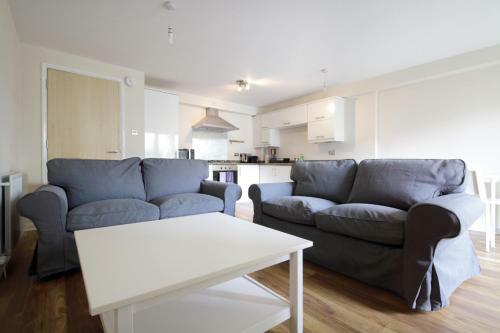 Hawkhill 9 - Contemporary Edinburgh Apartment And Secure Parking