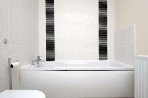 Hawkhill 9 - Contemporary Edinburgh Apartment And Secure Parking