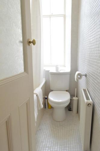 Beautifully Bright 2 Bedroom Apartment